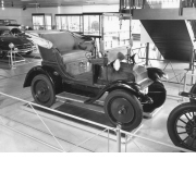 Tribelhorn, Feldbach ZH, 1908Personenwagen mit Elektroantrieb:Um die Jahrhundertwende gab es mehr Elektro- und Dampfautomobile als Wagen mit Benzinmotor. Elektroautos waren leise und sauber und erreichten ähnliche Höchstgeschwindigkeiten und Reichweiten wie ihre benzingetriebenen Konkurrenten. Ausserdem, und das war ihr grosser Vorteil, konnten sie auf Knopfdruck gestartet werden.A. Tribelhorn stellte seit 1901 in Olten und seit 1904 in Feldbach am Zürichsee Elektro-Personenwagen und Nutzfahrzeuge her. Das ausgestellte Exemplar ist eines der letzten erhaltenen Tribelhorn-Personenautos (Räder, Kotflügel und Beleuchtung entsprechen nicht dem Originalzustand).