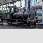 Locomotiva a vapore H 1/2 N. 1 “Gnom” Cava di Ostermundigen 1871Locomotive da lavoro ad azionamento combinatoLa locomotive a vapore “Gnom” fu costruita da Niklaus Riggenbach per la cava di Ostermundigen. Oltre all’azionamento ad aderenza, aveva anche un azionamento a ruota dentata. Nel 1907 fu impiegata nell’acciaieria Von Roll di Rondez. Quando fu messa fuori servizio nel 1942, il direttore generale della Von Roll, Dr. Ernst Dübi, volle che la locomotiva fosse conservata. Dal 1999 al 2002 è stata restaurata e rimessa in grado di funzionare nel Museo Svizzero dei Trasporti. Le tracce della sua storia rimangono ancora visibili.