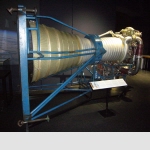 Moteur-fusée Rolls-Royce RZ2, GB 1962Premier étage d’un lanceurLe moteur-fusée RZ2 de Rolls-Royce est un réacteur à oxygène liquide et kérosène. Il s’agit d’une évolution de son prédécesseur, le RZ1, qui, lui, était basé sur un réacteur américain de type Rocketdyne S-3D. Dans les années 1960, le RZ2 devait propulser la fusée à moyenne portée militaire britannique Blue Streak, mais cette dernière ne fut jamais déployée sur le terrain.Au lieu de cela, deux réacteurs RZ2 furent utilisés comme premier des quatre étages du lanceur haut de 31,7 m Europa 2 développé par l’ELDO (European Launcher Development Organisation) pour rendre l’Europe indépendante des États-Unis. Le premier et unique lancement du lanceur Europa 2, le 5 novembre 1971, en Guyane française, a toutefois échoué.Pour le projet suivant, Europa 3, qui constitua, plus tard, la base de la fusée Ariane 1 de l’ESA, un autre premier étage fut planifié et le développement de la RZ2 fut arrêté.